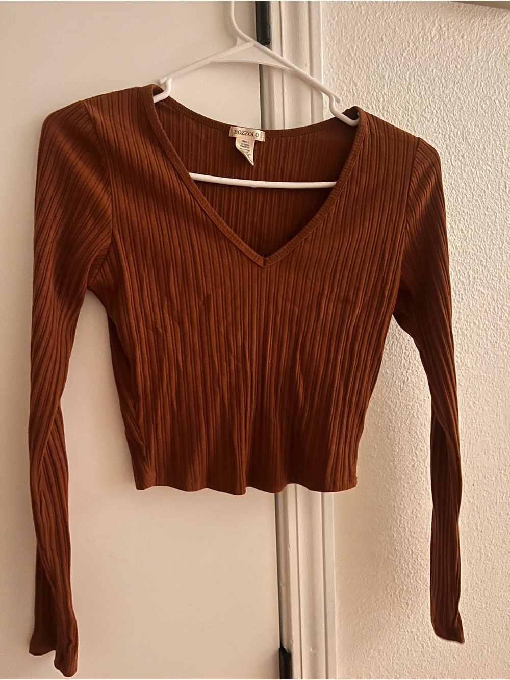 Bozzolo Ribbed V-Neck Long Sleeve Top in Rust Brown